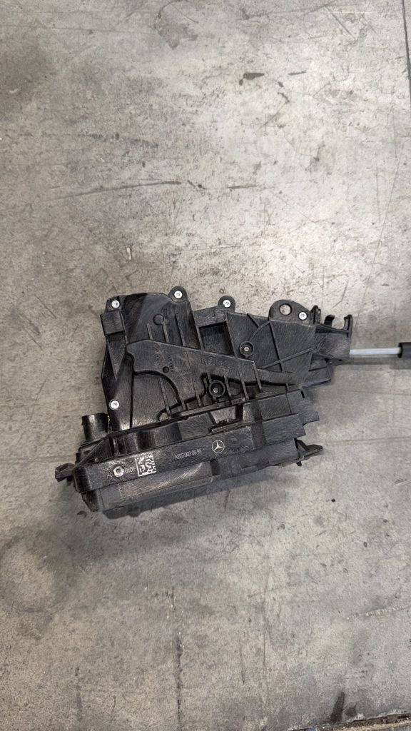 Mercedes Eqe  Sol Arka Kapı Kilidi A2230030999