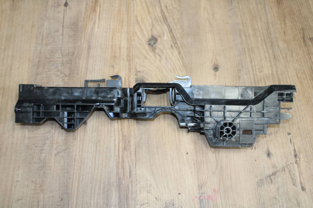 BMW X1 U11 U10 U06  Radyatör Destek Braketi 9846984